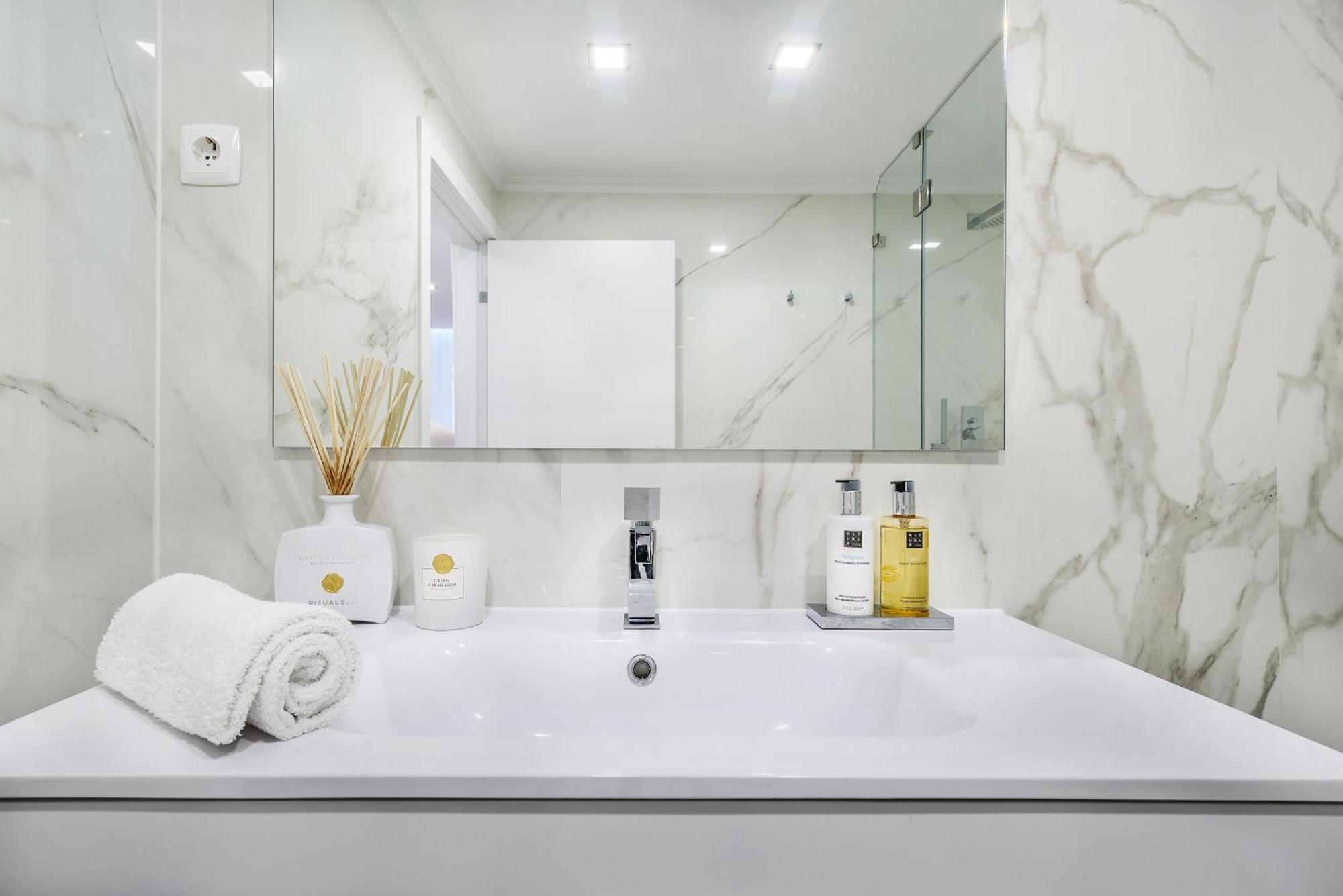 Whome City Chic Escape: Your Stylish Haven In Downtown Lisboa 外观 照片